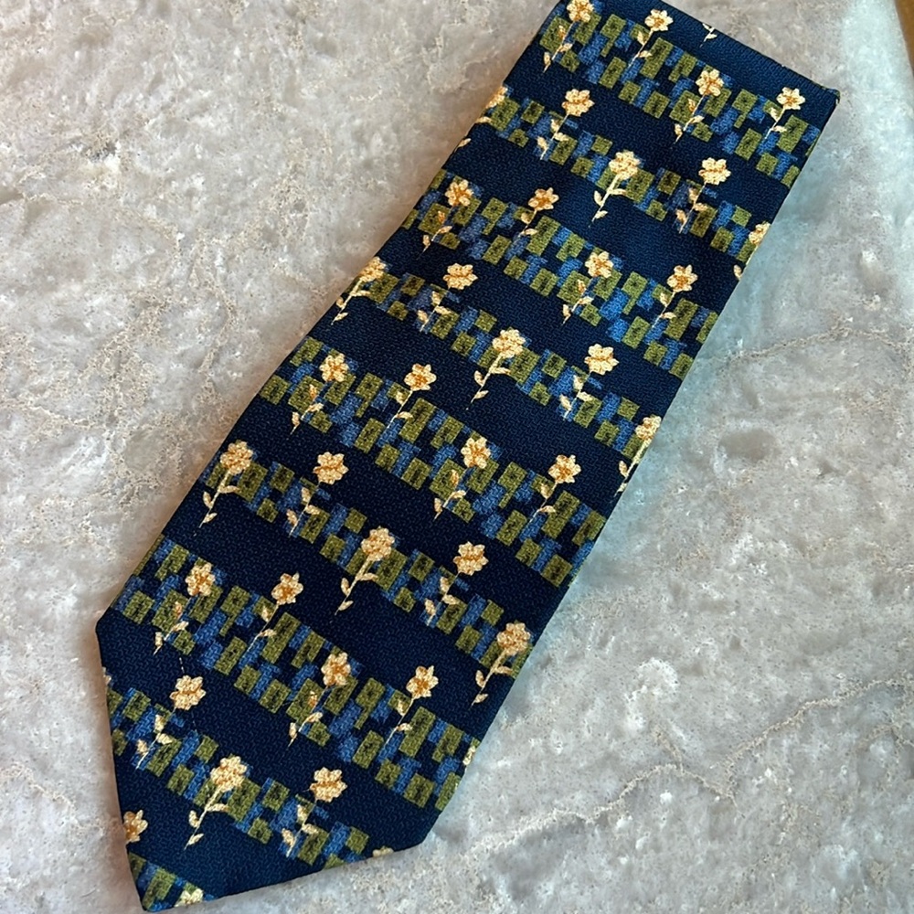 Jos A Bank silk tie navy blue with floral pattern